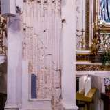 Qui notiamo anche un saggio effettuato su un pilastro che mostra la precedente colonna in pietra dalla chiesa di San Matteo, sul quale fu costruita quella attuale